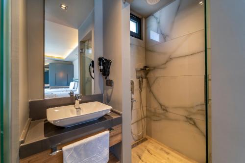 厄吕代尼兹S3海马海滩俱乐部酒店的一间带水槽和镜子的浴室