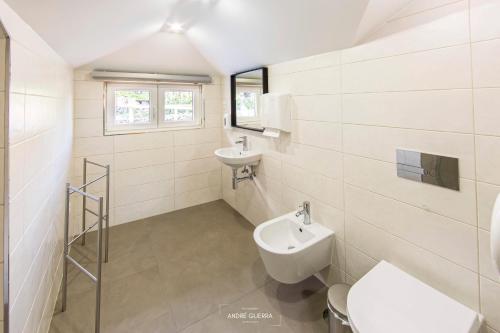 拉梅戈Host'olaria的一间带水槽和卫生间的浴室
