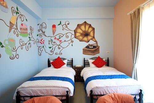 瑞穗乡黑皮森林的墙上壁画的房间里设有两张床