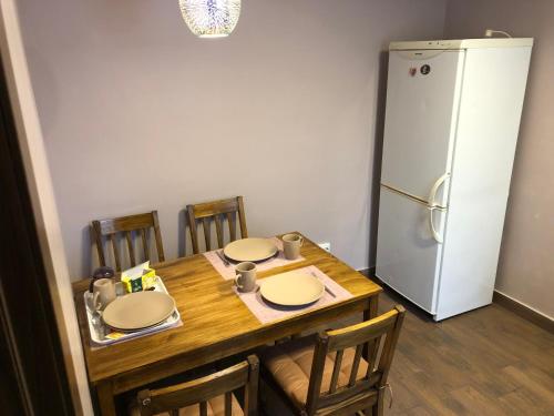 乌曼岛Квартира в центре города的厨房配有桌椅和冰箱。