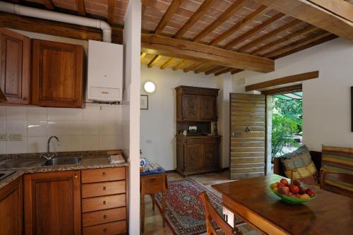 科尔恰诺Le Gorghe di Valmarino的厨房配有一张桌子,上面放着一碗水果