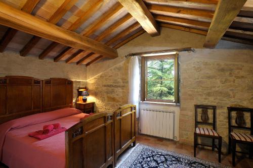 科尔恰诺Le Gorghe di Valmarino的一间卧室设有一张床和一个窗口