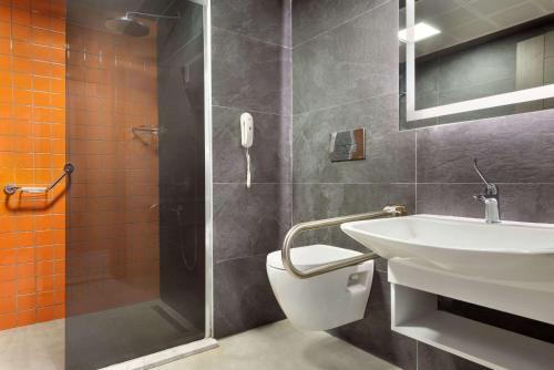安卡拉Days Hotel by Wyndham Ankara Cankaya的浴室配有卫生间、盥洗盆和淋浴。