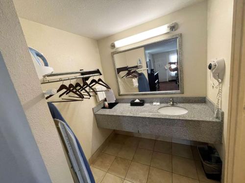 俄克拉何马城Motel 6 Oklahoma City OK Fairgrounds West的一间带水槽和镜子的浴室