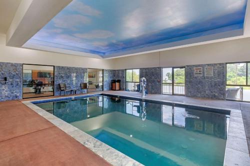 西门罗Comfort Suites West Monroe near Ike Hamilton Expo Center的一座带天花板的房屋内的游泳池