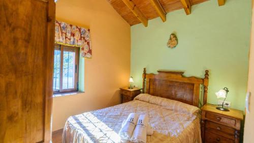 AlmácharCasa Tobalo Almachar by Ruralidays的一间卧室设有一张大床和一个窗户。
