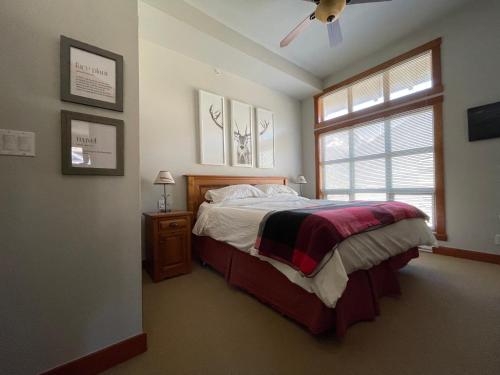 潘诺拉马Panorama Springs的一间卧室配有一张床和吊扇
