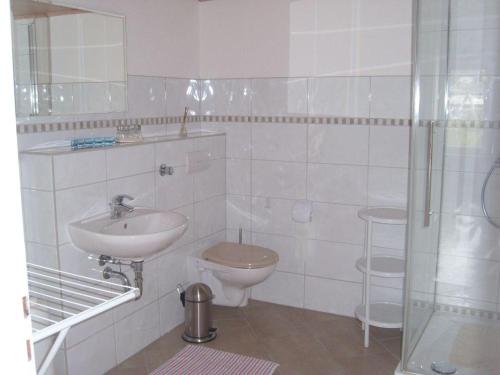伯尔格伦德-雷特维施Haus-J-Bull-das-Sonneneck-Ferienwohnung-an-der-schoenen-Ostsee-in-Boergerende-Rethwisch的一间带水槽、卫生间和淋浴的浴室