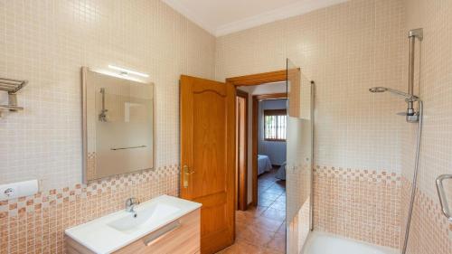 AlmogíaCasa Mari de Almogia by Ruralidays的一间带水槽、淋浴和镜子的浴室