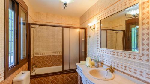 塞特尼尔Villa Rocio Setenil de las Bodegas by Ruralidays的一间带水槽和镜子的浴室
