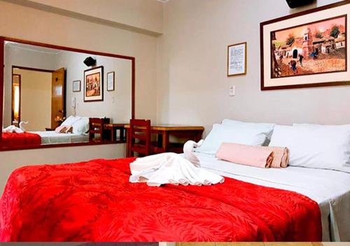 利马HOTEL GLAMOUR的一间卧室配有一张带红色毯子的大床