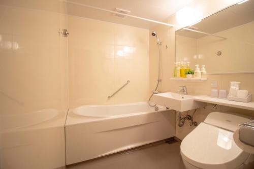 东京Arakawa-ku - Hotel / Vacation STAY 22248的白色的浴室设有浴缸、卫生间和水槽。