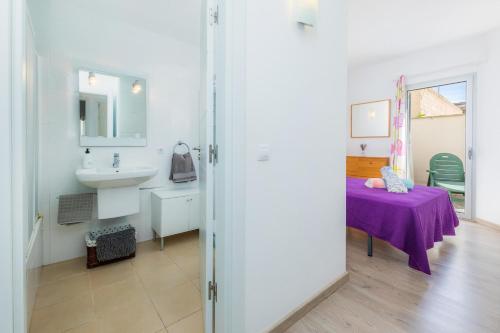 阿尔库迪亚Acogedor apartamento en Alcudia的客房内设有带水槽和桌子的浴室