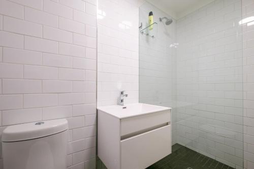 斯泰伦博斯Lemon Rind - 16 Eikehoff的白色的浴室设有卫生间和水槽。