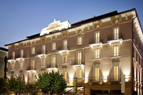 贝林佐拉Hotel Internazionale Bellinzona的上面有标志的建筑