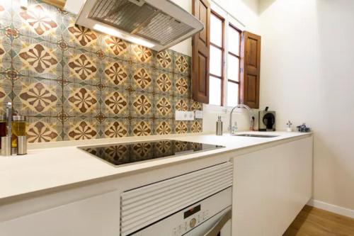 马略卡岛帕尔马Cream homes La Rambla, TURISMO DE INTERIOR的厨房设有水槽和瓷砖墙