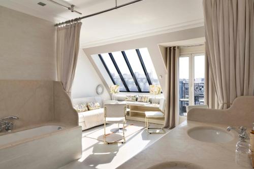 巴黎班维勒酒店的一间带浴缸和沙发的客厅