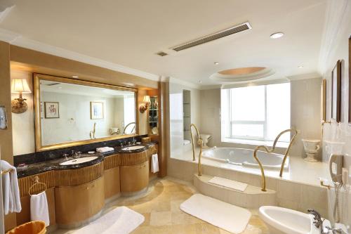青岛颐中皇冠假日酒店的一间浴室
