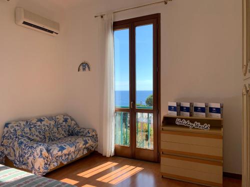 皮耶韦利古雷House Sole e Mare by Holiday World的卧室配有床、椅子和窗户。
