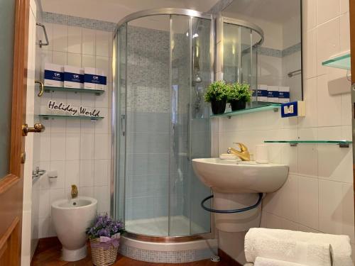 皮耶韦利古雷House Sole e Mare by Holiday World的带淋浴和盥洗盆的浴室