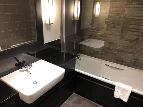 达文特里Staverton Park Hotel & Golf Club的浴室配有盥洗盆、卫生间和浴缸。