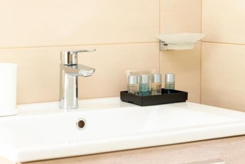罗马Aurelia Antica Suites & Apartments的一个带水龙头的浴室内的盥洗盆