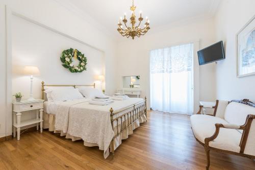 雅典The Koukaki Residence的一间卧室配有一张大床和一个吊灯。