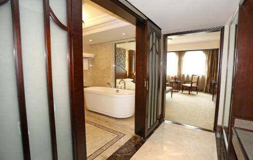 广州广州嘉逸豪庭酒店的带浴缸和盥洗盆的浴室