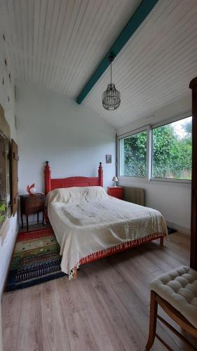DescartesLa Gustine的一间卧室设有一张大床和一个大窗户