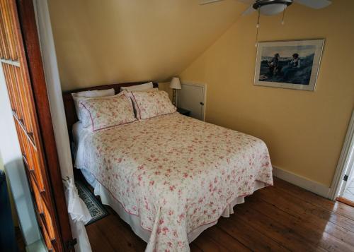 Canning农家客栈住宿加早餐旅馆的一间卧室配有一张带花卉床罩的床