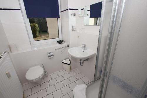 洛布F-1010 Strandhaus Mönchgut Bed&Breakfast DZ 23 Terrasse, strandnah, inkl Frühstück的白色的浴室设有卫生间和水槽。