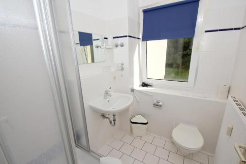 洛布F-1010 Strandhaus Mönchgut Bed&Breakfast DZ 26 Garten, strandnah, inkl Frühstück的白色的浴室设有卫生间和水槽。