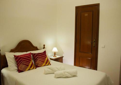 科英布拉Gouveia Residence的一间卧室配有一张床,上面有两条毛巾