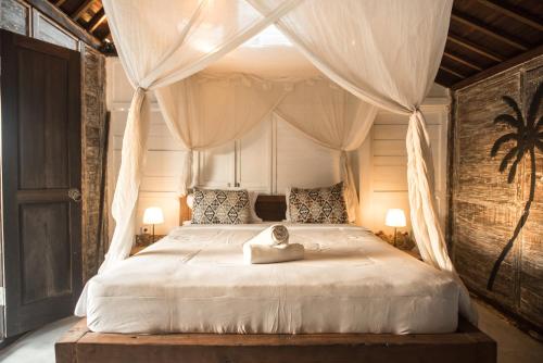 Tropical Canggu Hostel客房内的一张或多张床位
