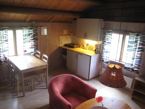 奥普达尔斯米戈登露营地的厨房以及带桌椅的用餐室。