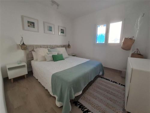阿瓜阿马加Precioso Apartamento a 20 metros del mar的白色的卧室设有床和窗户