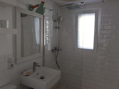 阿瓜阿马加Precioso Apartamento a 20 metros del mar的白色的浴室设有水槽和淋浴。