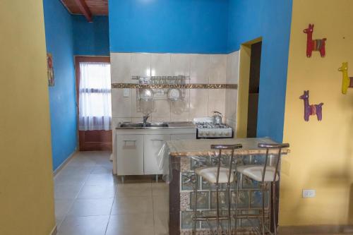 卡法亚特Casa en Cafayate的厨房设有蓝色的墙壁、水槽和柜台。