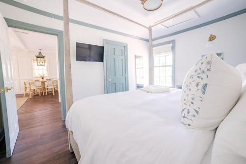 查尔斯顿Guesthouse Charleston EAST 42 D的一间带白色床的卧室和一间用餐室