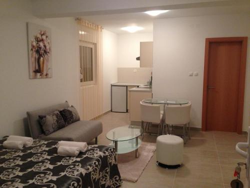 拉布Apartmani Milenij的客厅配有沙发和桌子