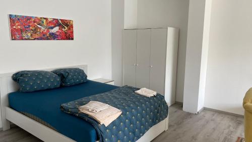 曼海姆Pension Neon的一间卧室配有蓝色的床和橱柜