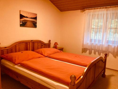 萨尔茨堡附近霍夫Haus Helga的卧室设有两张单人床和窗户。