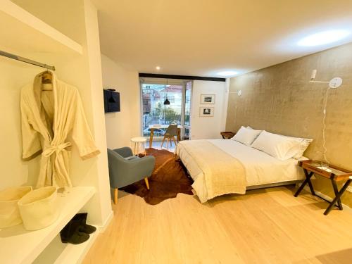 波哥大Lucitania Hotel Boutique的一间卧室设有一张床和一间浴室。