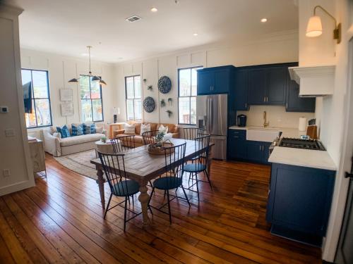 查尔斯顿Guesthouse Charleston EAST 46 G and H的厨房以及带桌椅的起居室。