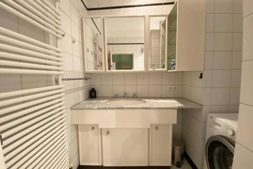 Highstatic - Large and Bright 2BR in the nightlife District的一间浴室