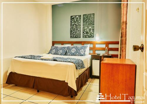 圣萨尔瓦多塔苏马尔酒店的一间小卧室,配有一张床和一张桌子