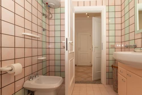 瓦雷多利亚Appartamento Tulipano的一间带卫生间和水槽的浴室