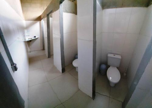 新利马Pousada Vila da Serra - Quarto do Amor的一间带卫生间和水槽的小浴室