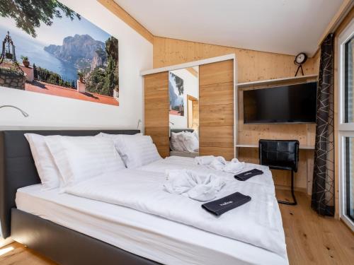 穆劳附近圣洛伦岑Haus Estelle的卧室设有一张大白色床和电视。