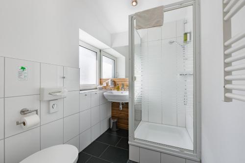 杜塞尔多夫Airport Messe Hotel - Messeschlaf的带淋浴和盥洗盆的浴室